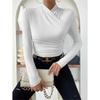 Schlankes und vielseitiges gerafftes T-Shirt mit Kreuzausschnitt für Damen im Herbst-/Winter-Design