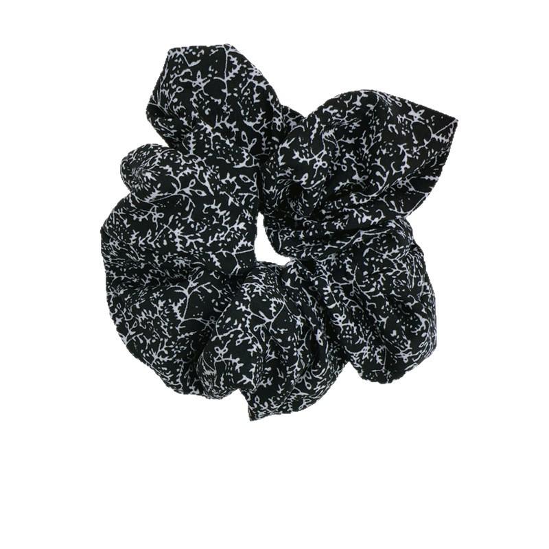 Elegant Retro Fabric Scrunchie for Women's Bun Hairstyles