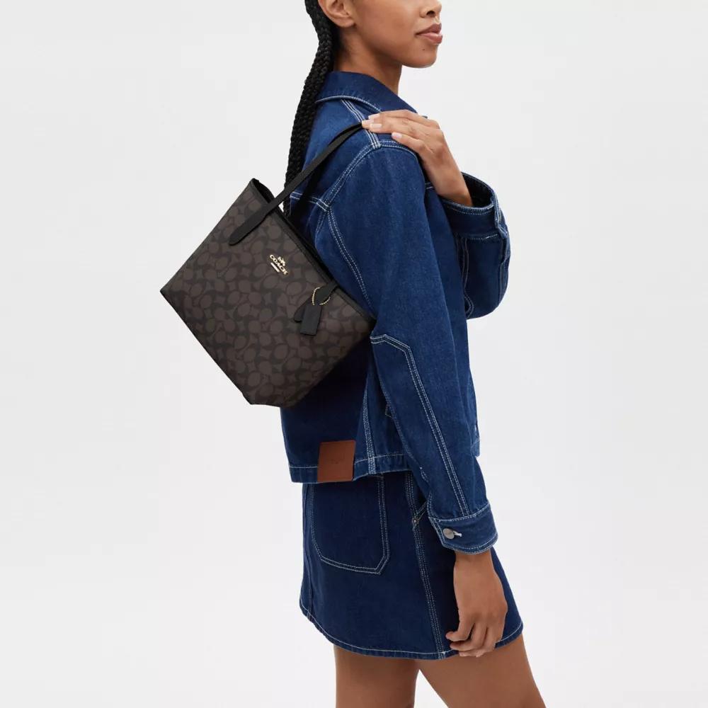 Coach Bolso Tote City 23 Classic Monogram con Logo Metálico Bolso de Compras Bolso de Hombro de Mano Mediano para Mujer Negro Nogal CU759-IMXAQ
