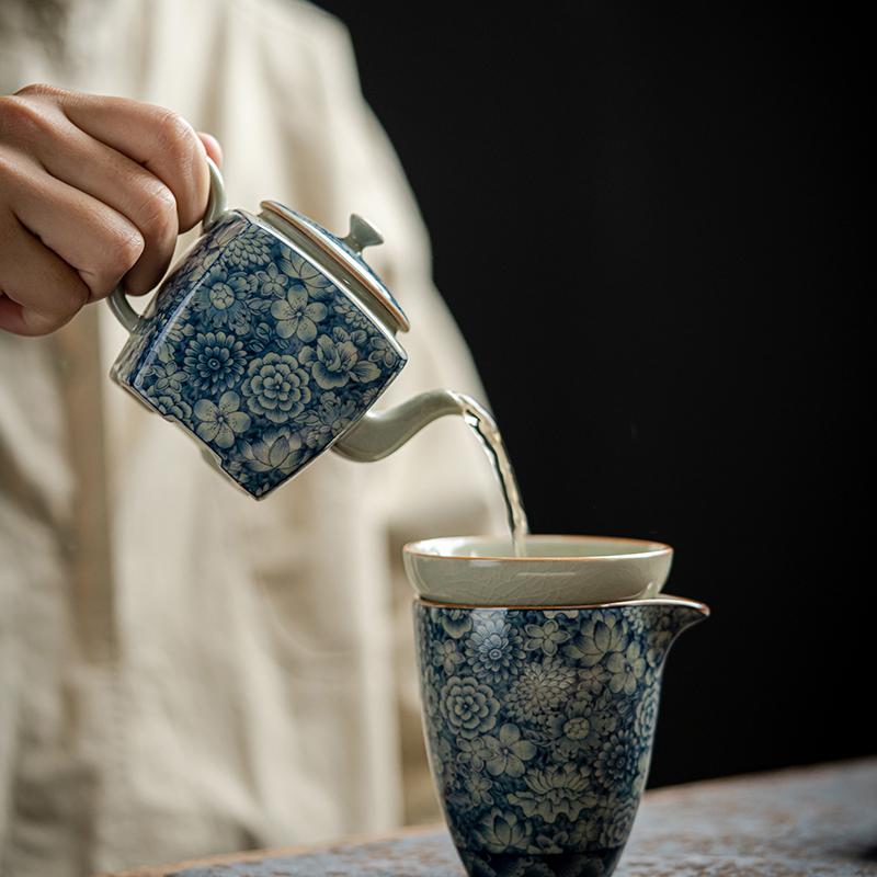 120ml Chinese Traditional Small Capacity Ceramic Teapots Hand-painted Blue and White Porcelain Tea Pot Kettle Handmade Tea Set