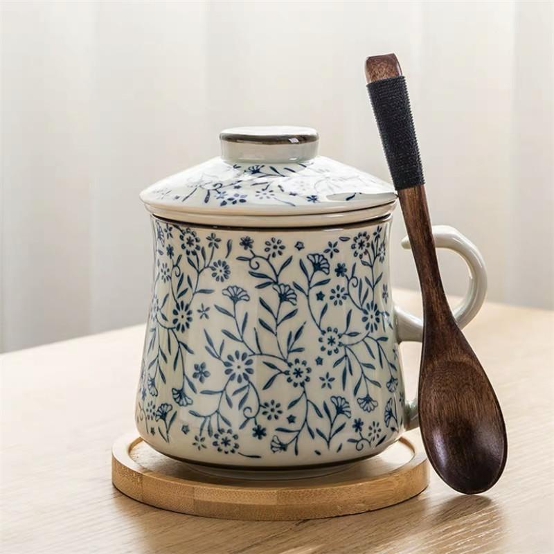 Modrobílý porcelánový šálek na čaj Keramický ručně malovaný Retro hrnek s oddělovačem na vodu a víčkem s filtrem Kancelářské šálky na čaj Nápojové nádobí