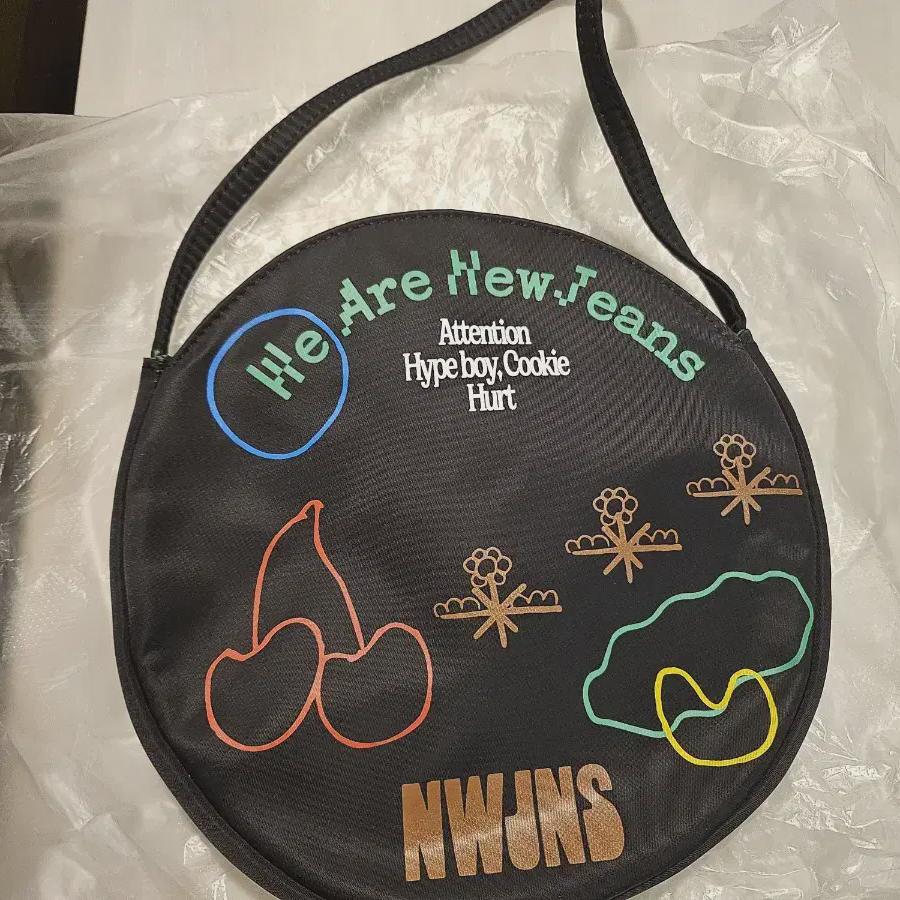 

Новая сумка Jins Attention Bag черного цвета