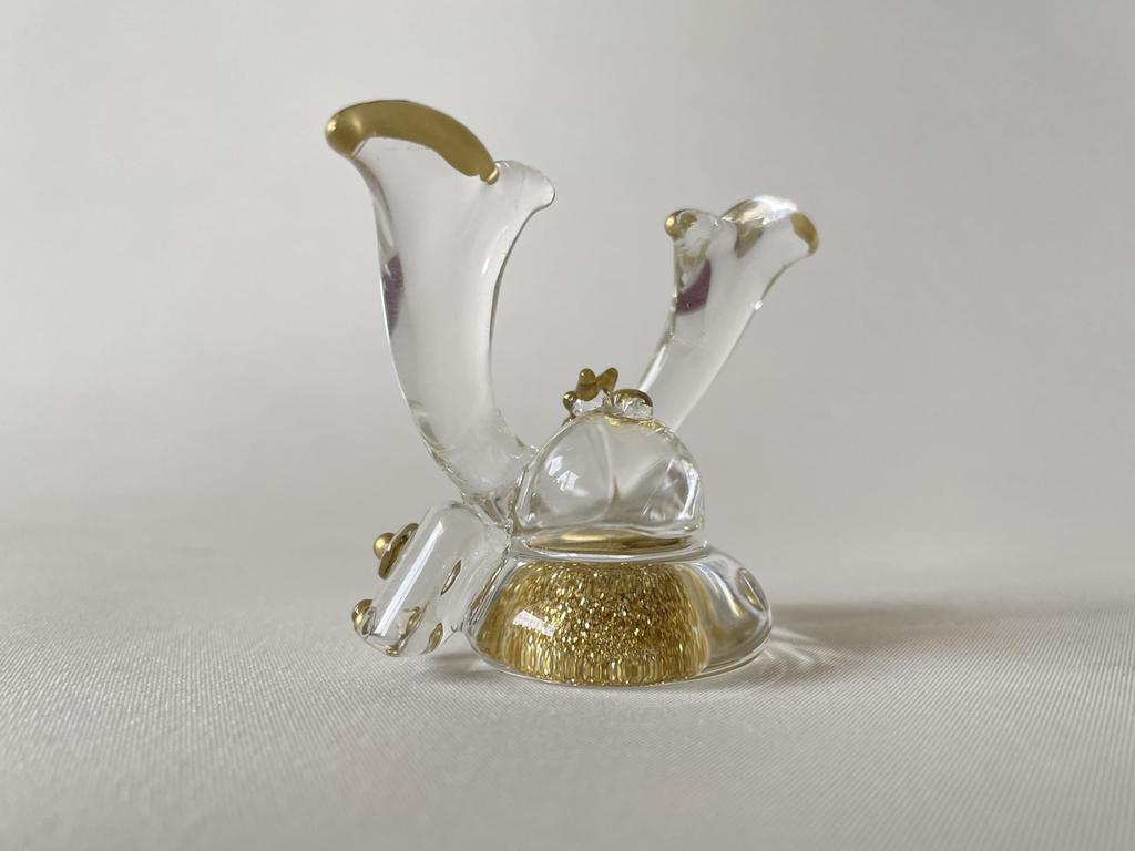 Nakanihon Touki (Nakanihon Touki) Children's Day Helmet Ornament, Glass Miniature, Sparkling Gold-Decorated Handmade Helmet