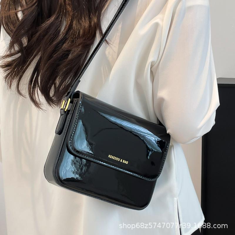 Premium texture retro niche bag 2025 new patent leather women's bag popular messenger bag single shoulder armpit bag