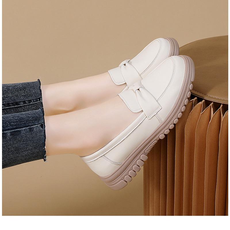 New Fashionable One-legged Bean Shoes with Soft Soles for Mothers