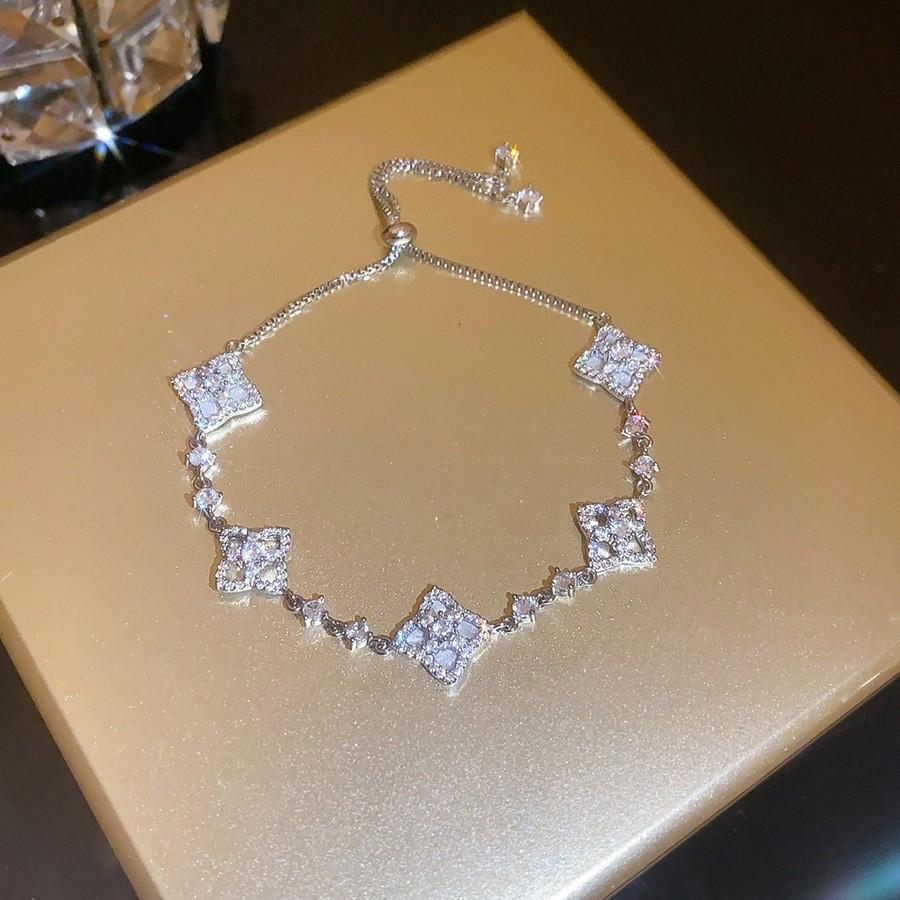 French Zircon Flower Pendant Bracelet With Diamond Setting For Womens Fashion Accessory