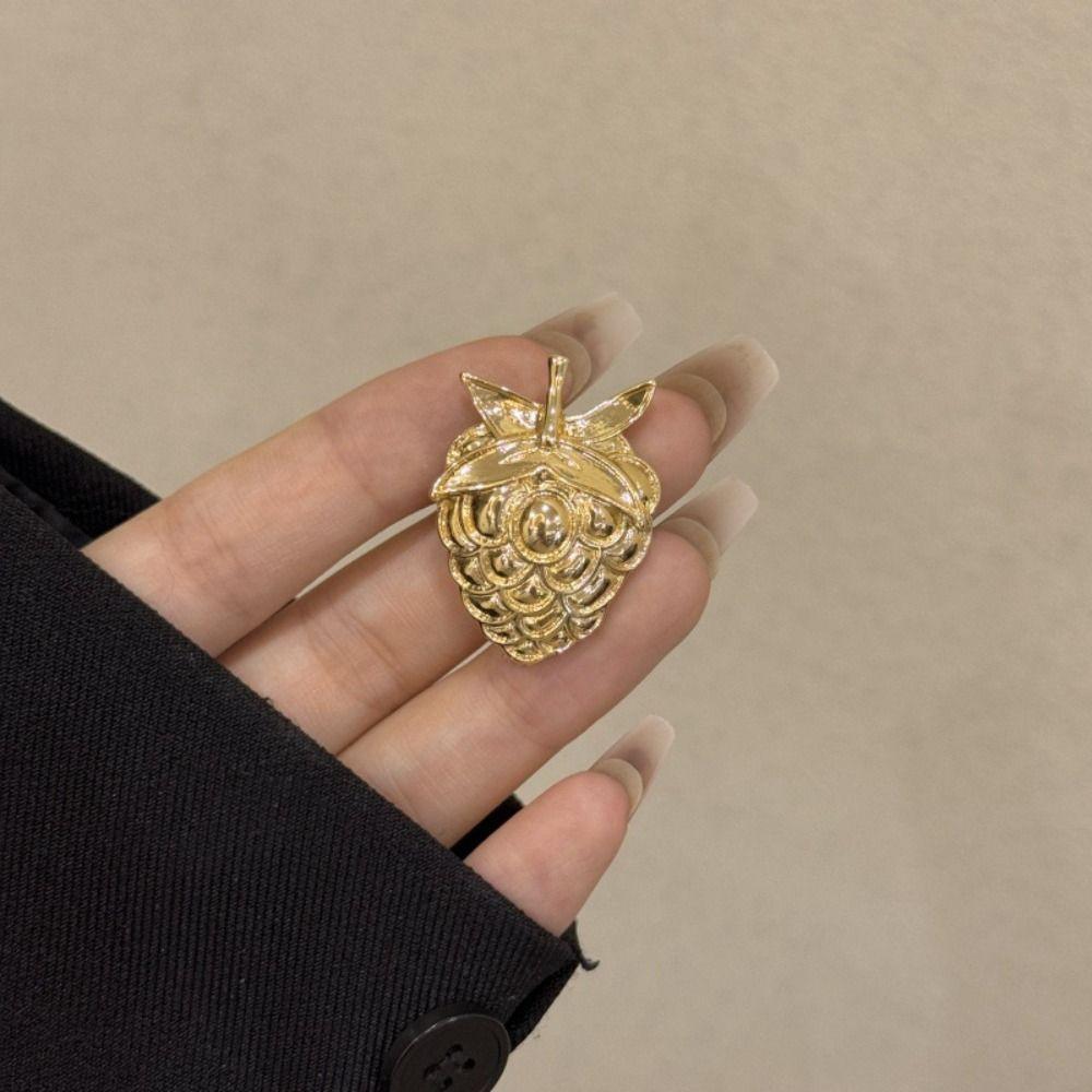 Jewelry Accessories Strawberry Enamel Brooches Minority Design Vintage Collar Pin  Gift