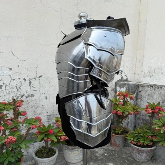 Oceľová zbroj elfkej kráľovnej  Fantasy stredoveký rytiersky oblek s čiernym plášťom Ženský bojovník Cosplay  LARP kostým