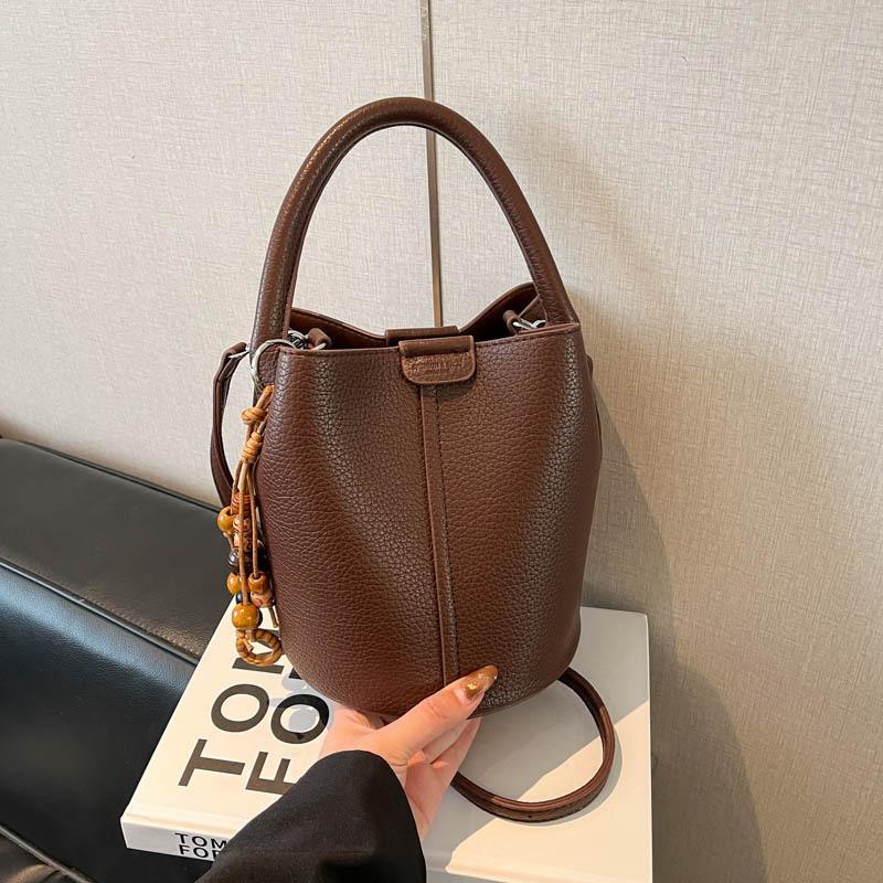 Niche retro hand bag women's new high-end texture daily commuting shoulder bag crossbody bucket bag