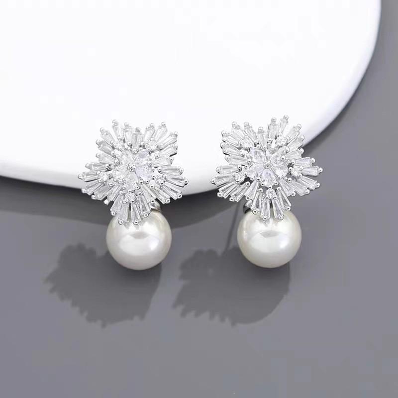 Exquisite Diamond-Set Fireworks Flowers Exaggerated Design Earrings Fashionable And Versatile Niche Simple Cold Wind Temperament Earrings