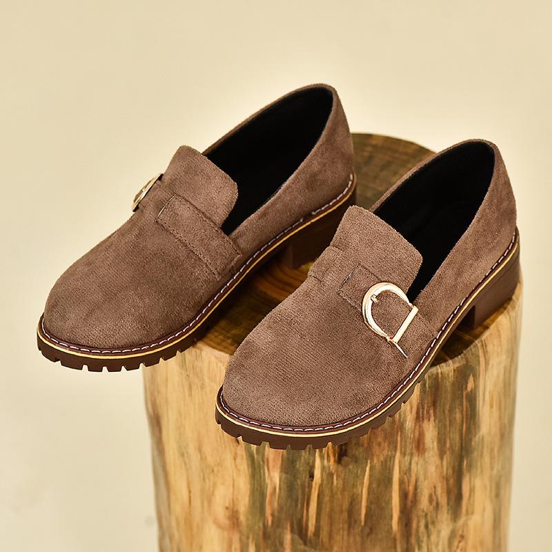 

Новые женские туфли на толстом каблуке с новой неглубокой мягкой подошвой, удобные, матовой поверхностью, туфли для мамы, повседневные женские туфли 43 коричневый