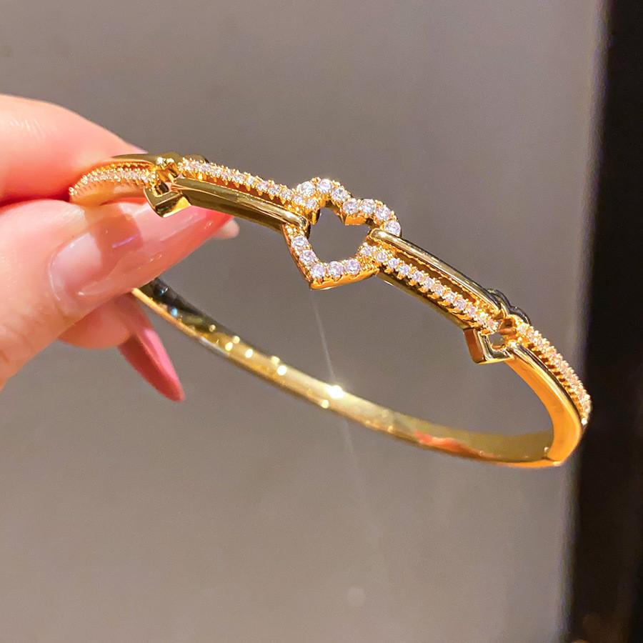 Luxury Heart Pendant Bracelet With Zircon Embellishments In Gold Finish For Spring 2026 Fashion