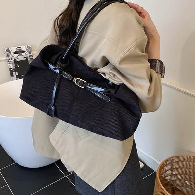 Tragetasche ist eine lässige und vielseitige Hand- oder Unterarmtasche mit großem Fassungsvermögen für den Weg zur Arbeit und eine Retro-Einkaufstasche