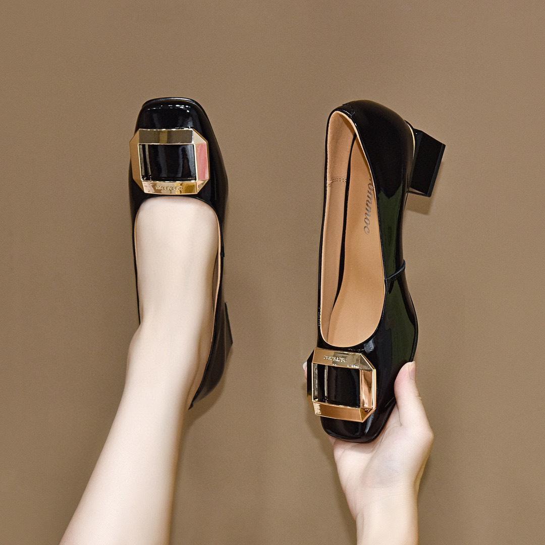 

Туфли-лодочки с квадратным носком и неглубоким вырезом женские 2025 осень новые лакированная коровья кожа квадратная пряжка средний каблук модные туфли простой темперамент четыре 34 чёрный