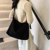 Large capacity tote bag, simple solid color leather velvet shoulder armpit bag 2025 autumn new retro women's bag