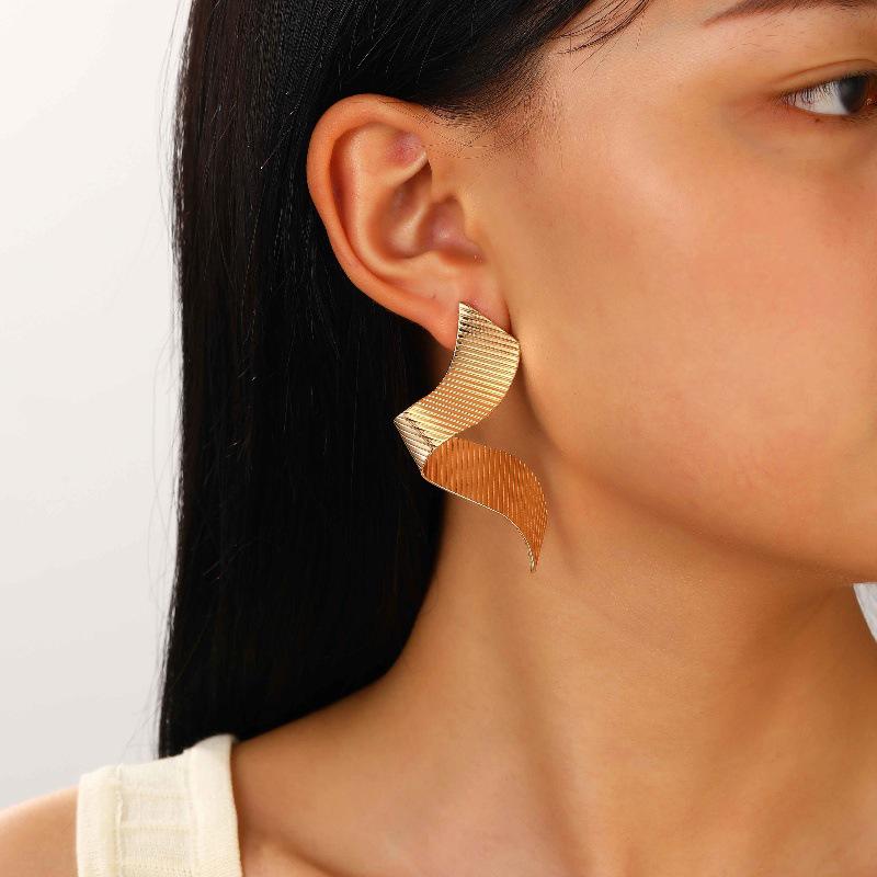 European & American Cold Style Metal Stud Earrings: Retro, High-End, Smooth Design with Personality Ear Cuffs