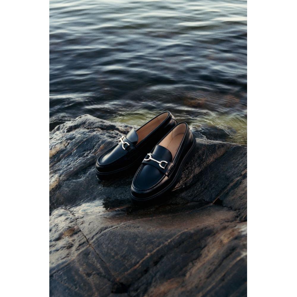 

Лоферы из массивной кожи HM, черные