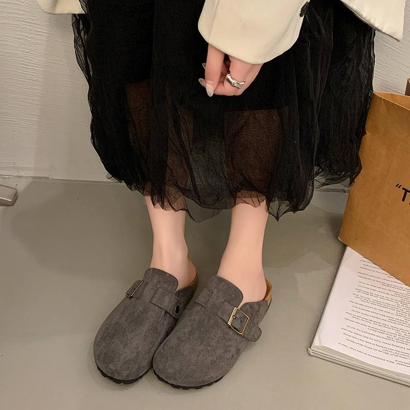 

Модная женщина, носящая пару туфель-полушлепок для весеннего повседневного образа, носит туфли на толстой подошве на одной ноге. 38