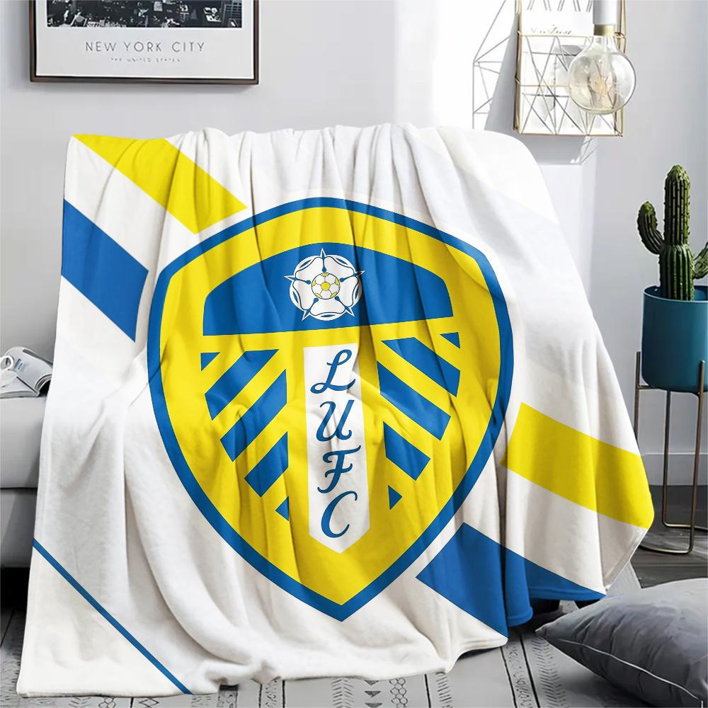 Leeds United, vzorovaná flanelová deka, vysoká kvalita, pohodlná pro všechna roční období, domácí dekorace, teplo a pohodlí, ideální jako dárek.