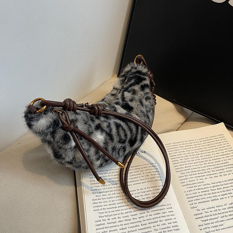 Plush Bag Women's Niche Leopard Print Shoulder Bag Popular Fashion Commuter Messenger Dumpling Bag