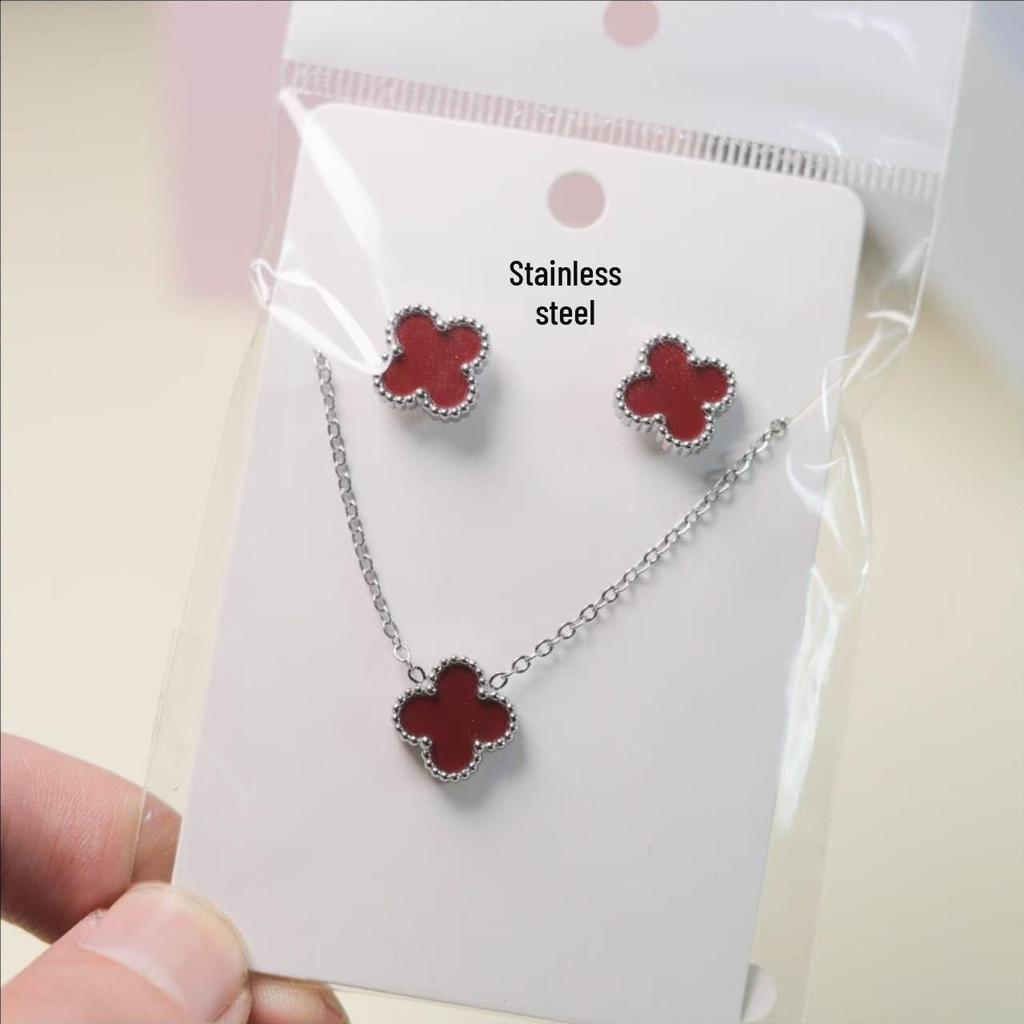 Set di Orecchini a Bottone e Collana con Quadrifoglio Fortunato - Versatile e Stiloso.