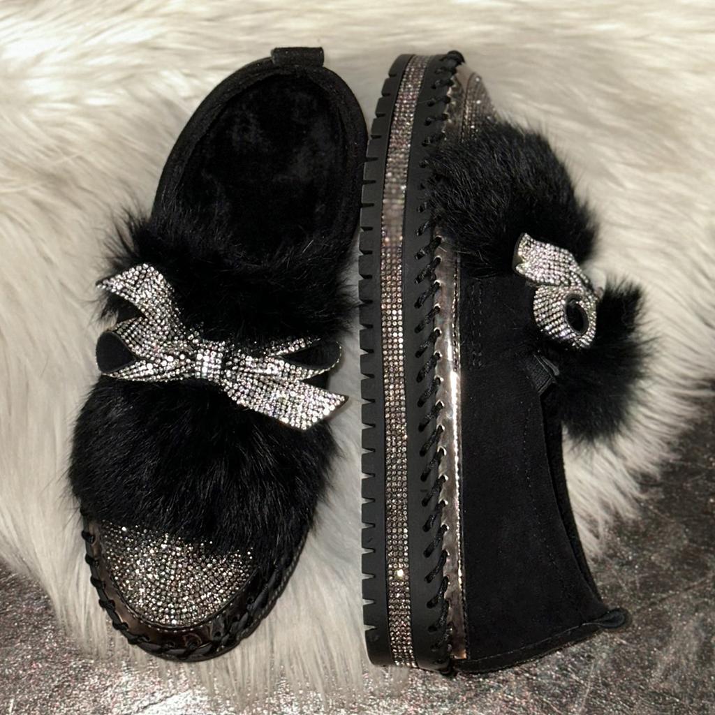 Winter Warm Fleece Lined Flat Bottom Bean Shoes Women's 2026 New Style Butterfly Knot Rhinestone Decorated Casual Loafers