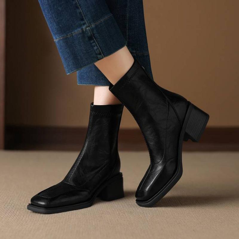 New leather women's large-size Martin boots solid color round head middle heel comfortable square heel autumn and winter rear zipper middle boots