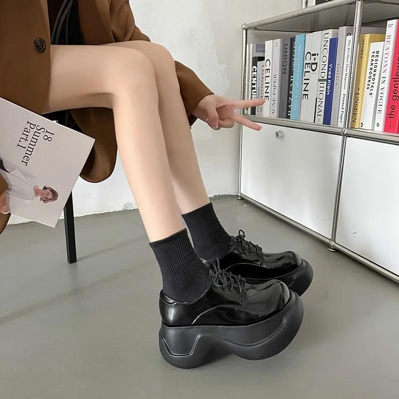 Осенние женские массивные кроссовки — фото 5