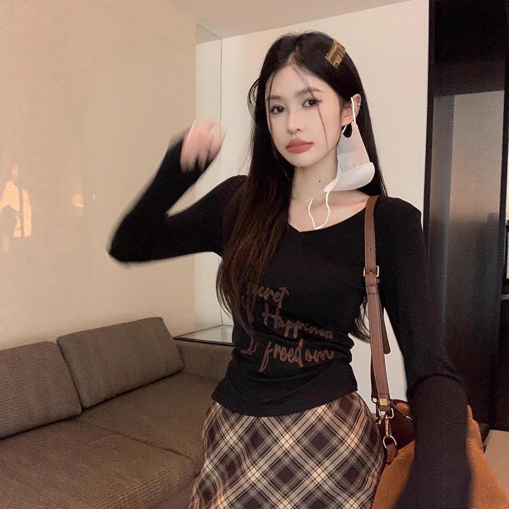 2025 Autumn Korean V-neck Long-sleeve Women's Letter Print Slim-fit T-shirt