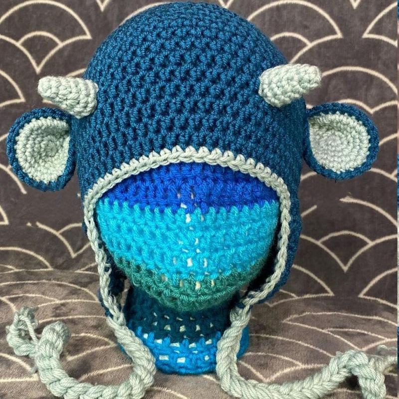 Berretto con paraorecchie scheletro fatto a mano all'uncinetto per Halloween