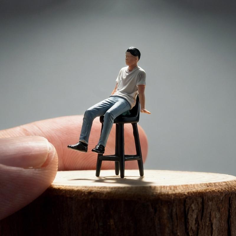 1/64 Scale Miniature Resin Sitting People Figurine Handcrafted With Detailed Painting For Home Decors And Model Displays