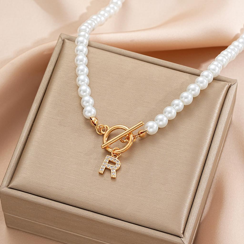 Hot-selling pearl chain OT buckle necklace, diamond-set 26-letter pendant, collarbone chain, name necklace.