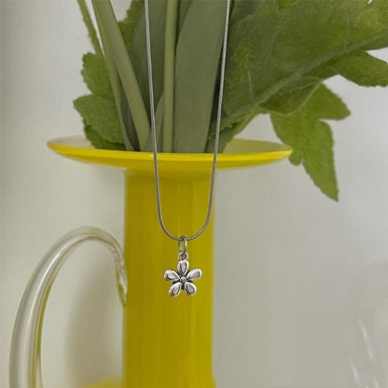 Light Senior Sense Temperament Necklace Fashionable Floral Pendant Necklace Exquisite Neckchains Party Jewelry for Women