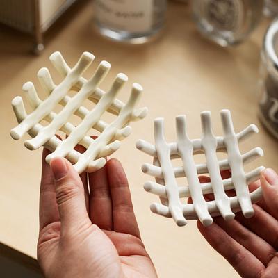 Portasapone da Bagno Organizzatore Portaoggetti Auto-Svuotante Design Cavo Porta Sapone da Bagno Ceramica Salvapone Decoro