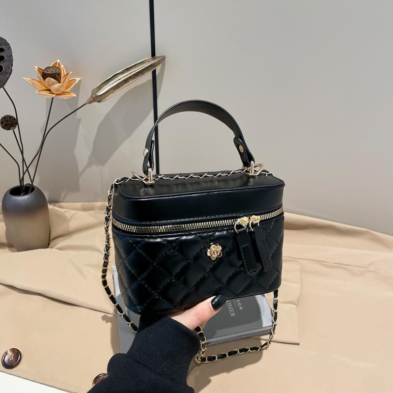 2025 new simple and versatile fashion casual handbag ins style trend autumn and winter niche design messenger bag