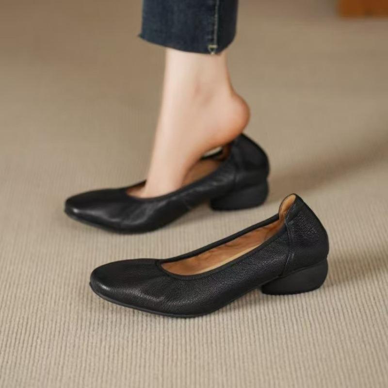 

Lightweight and comfortable one-pedal shoes autumn thick low heel pointed head soft sole shallow mouth professional work single shoes women 35 чорний