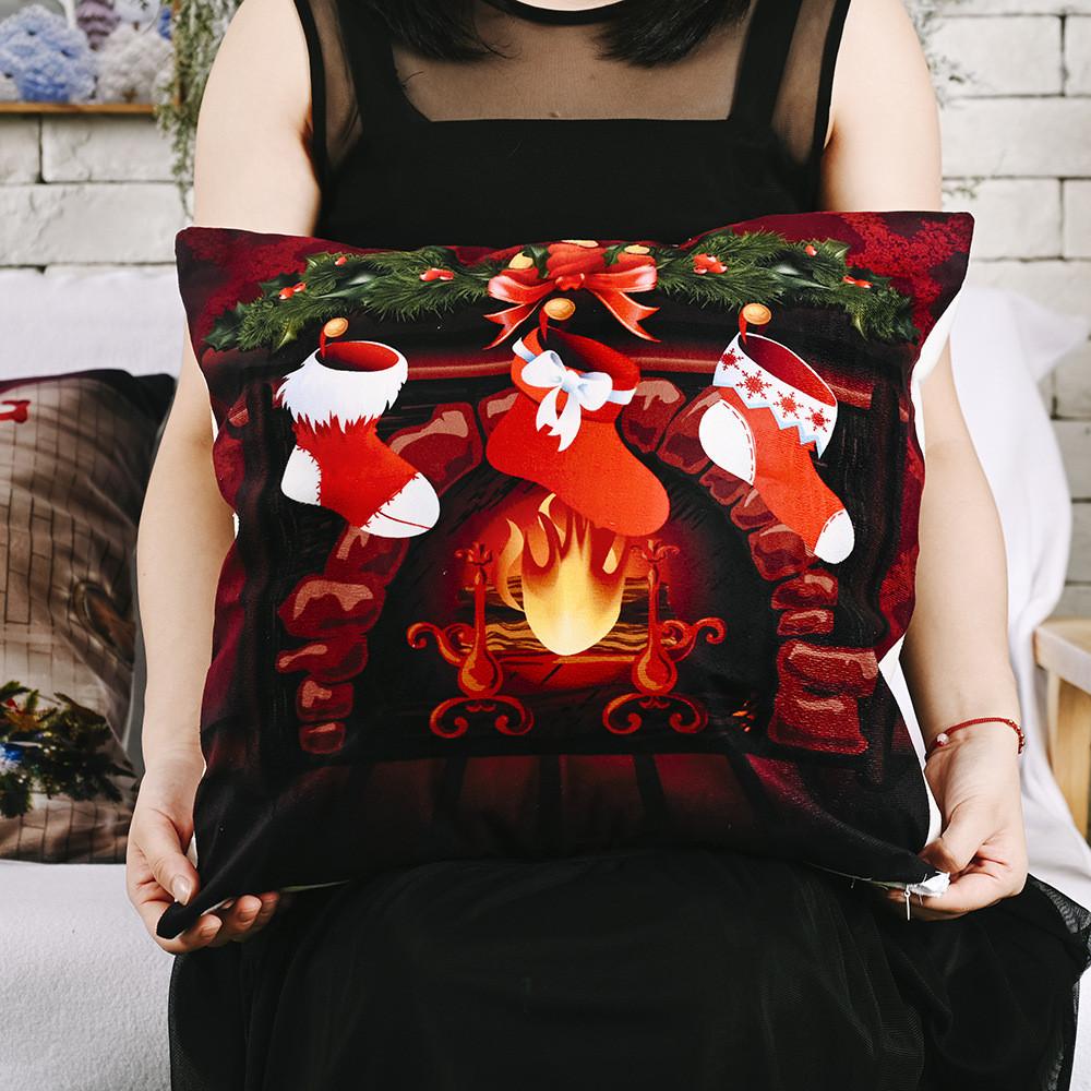 Einzigartige weihnachtliche Samt-Kissenbezüge mit bezaubernden Weihnachtsmann-Illustrationen, ideal für saisonale Feiern