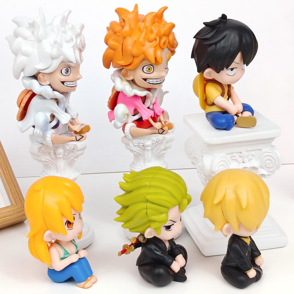 Skladem One Piece Nika Luffy Roronoa Zoro Nami Sanji Mini figurka Anime Kawaii Sedící hračky Stolní ozdoby do auta Model Dárky