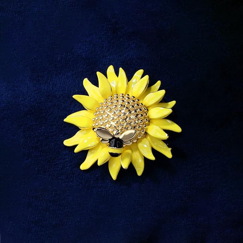 Sunflower Brooch - A Delicate, Luxurious, Niche, and High-end Diamond-studded Women's Accessory.