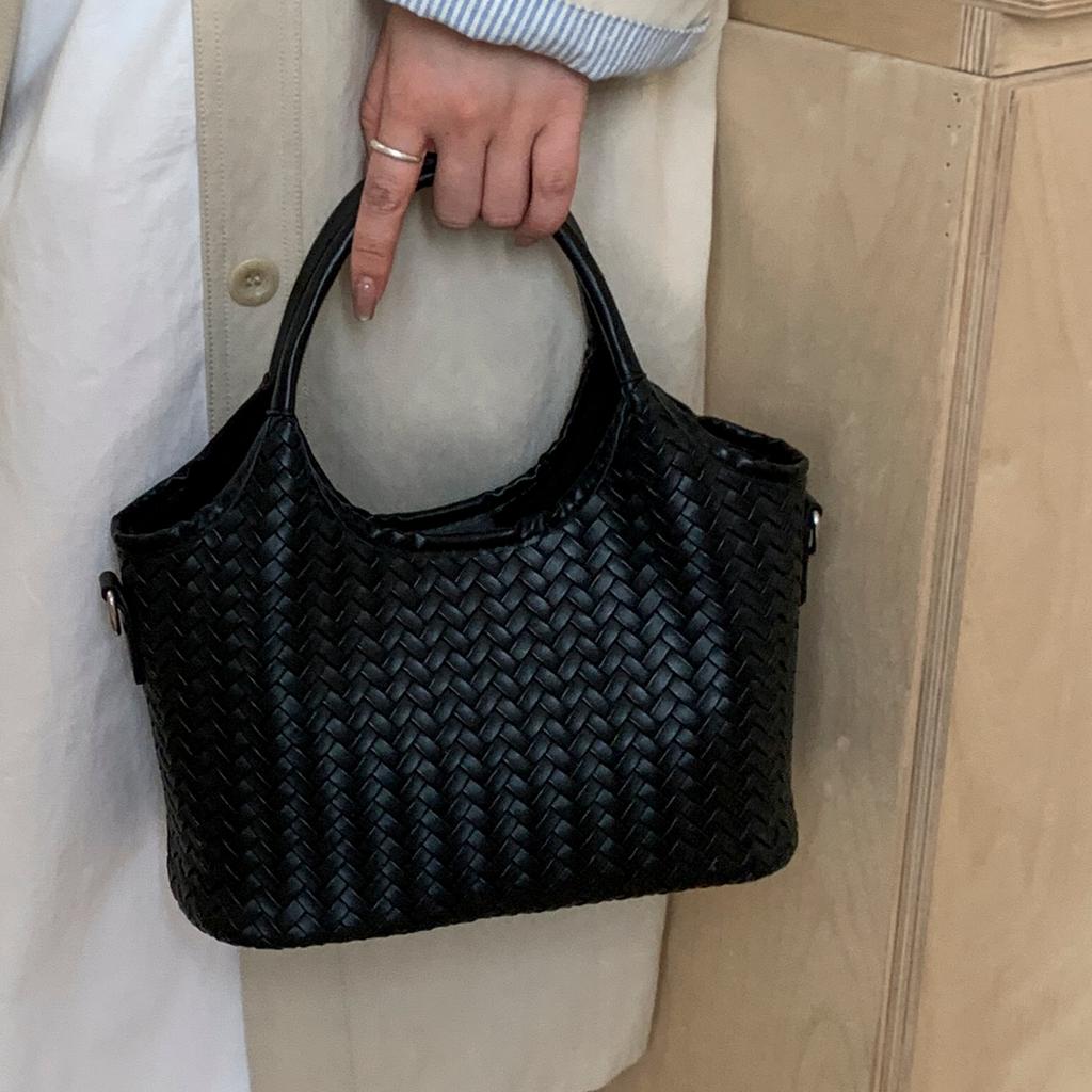 Korean version of fashionable portable bucket bag, new commuter large-capacity shoulder messenger bag, woven tote vegetable basket bag for women