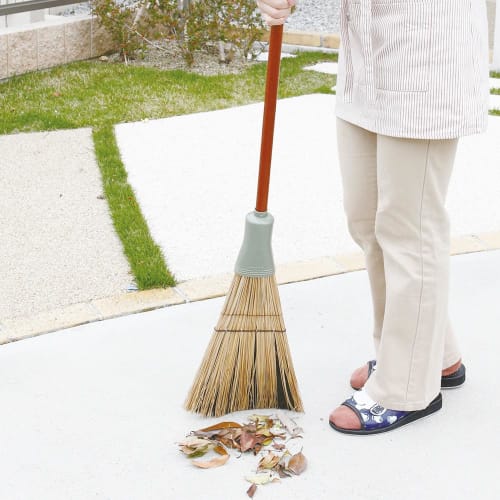 Azuma Kogyo Compo Broom with a Long Handle, featuring a Mix of Palm Leaf and Black Fern Bristles, a Moderately Flexible Bristle for Easy Sweeping, and