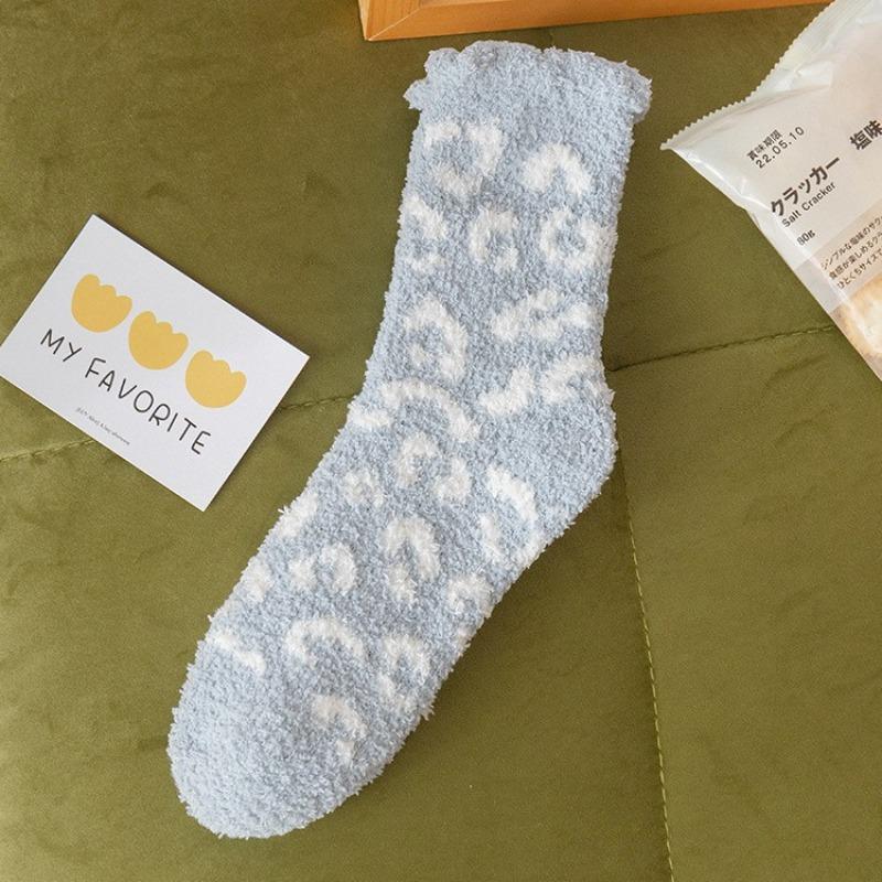 Leopard Print Coral Fleece Mid-calf Socks for Women To Keep Warm and Protect Against The Cold In Autumn and Winter, Bubble-mouth Socks