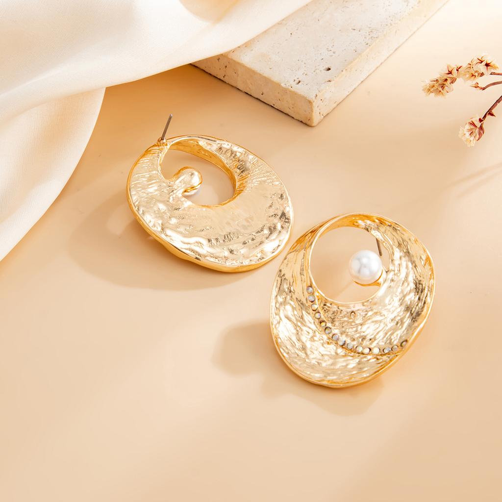 European and American temperament hollow oval hammer stud earrings female, simple imitation pearl beating pattern geometric ins ear jewelry