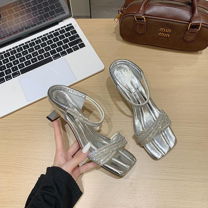

Сандалии на высоком каблуке с квадратным носком и стразами, лето 2025, новинка, ощущение ходьбы по дерьму, бриллиантовый ремень, темпераментные красивые шлепанцы на одном слове, для улицы 39 серебряный