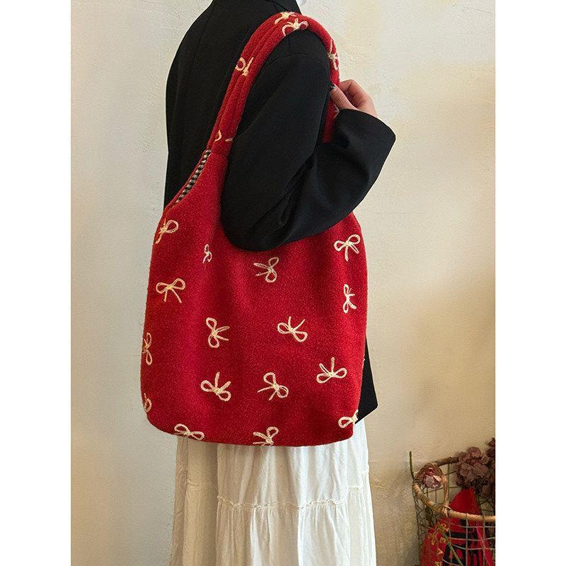 Belted Large-capacity Retro Embroidered Shoulder Bag for Small-batch Business Casual Tote Bag