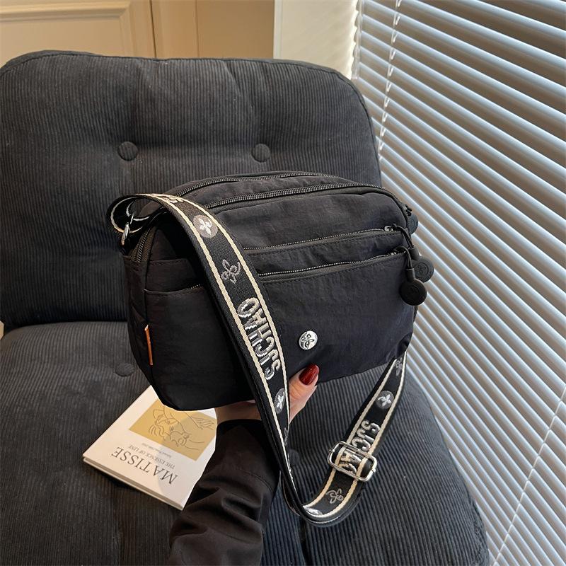 Lightweight small cloth bag women's summer new fashion versatile leisure bag commuting out shoulder messenger bag