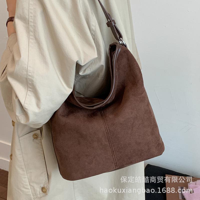 Large Capacity Bag Women's 2025 New Autumn and Winter High-end Retro Commuter Tote Bag Single Shoulder Crossbody Bucket Bag