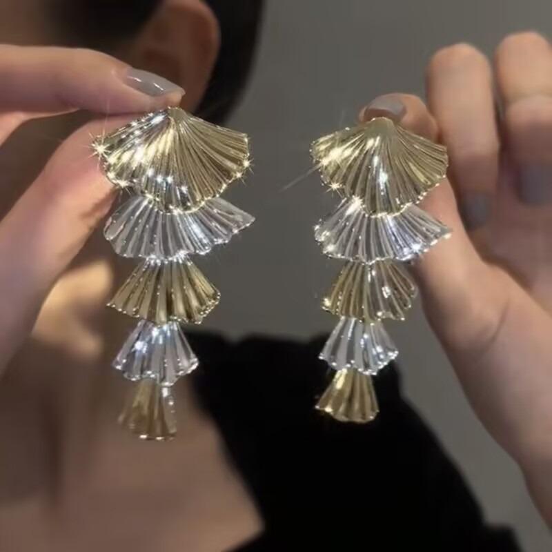 Tide Metal Fringed Earrings, High-end Temperament, Long Stud Earrings, Women's Exaggerated Earrings.