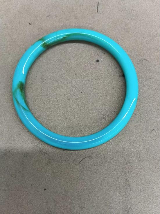 

European-American Ombre Acrylic Glossy Bangle: High-End Light Luxury, Exaggerated Fashion Jewelry.