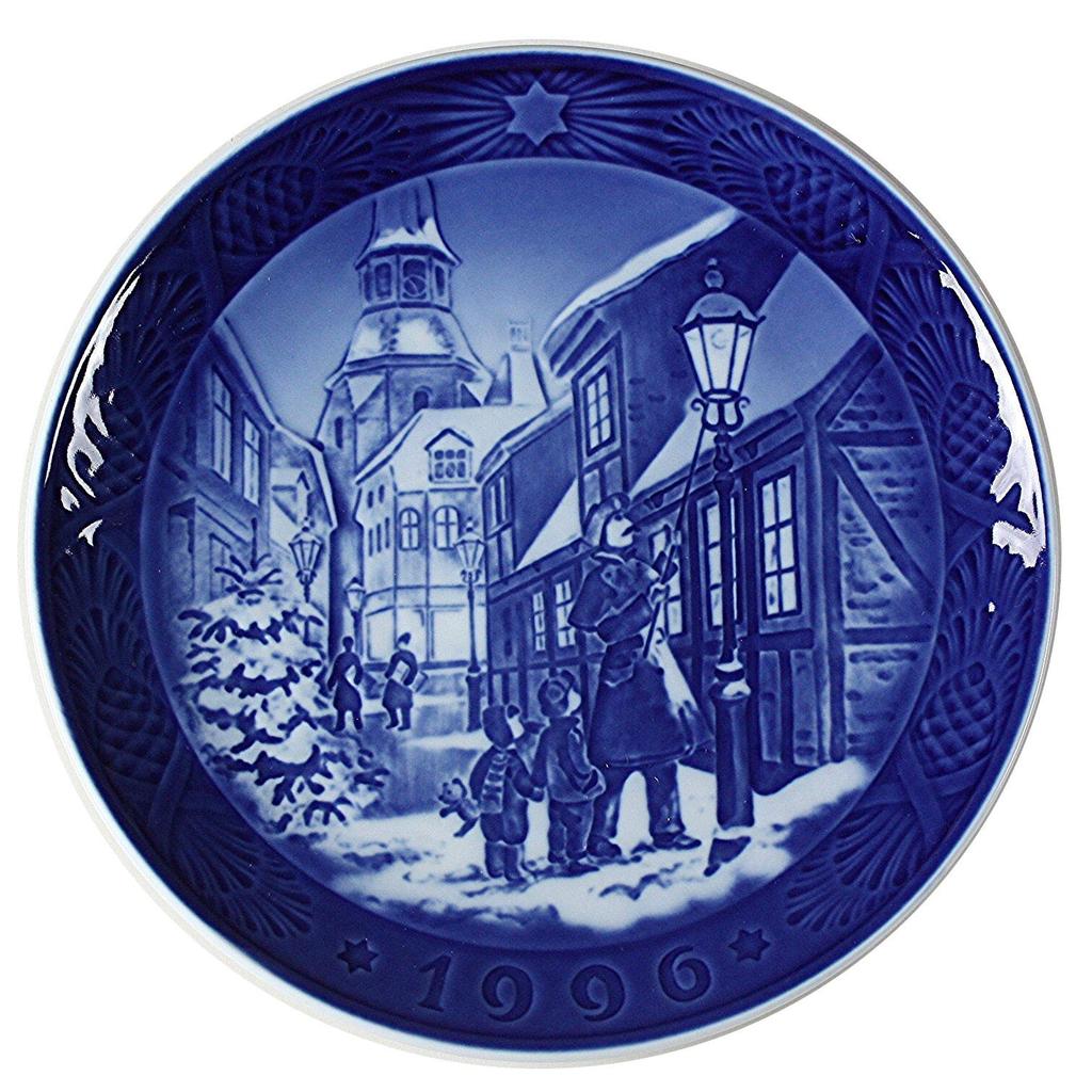 1996 Royal Copenhagen Year Plate "Lighting the Street Lamp" [Parallel Import]